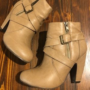 Adriana New York women’s size 8 ankle bootie